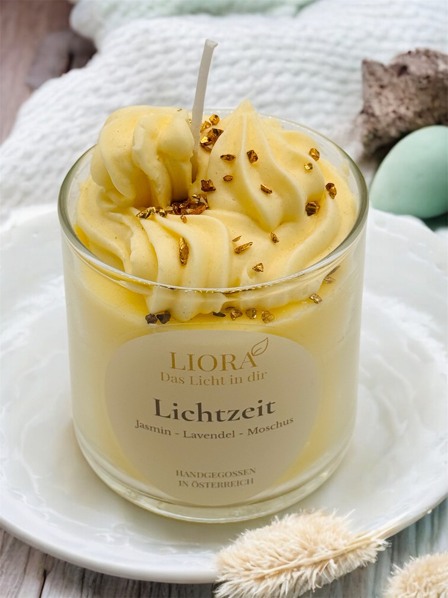 Lichtzeit – handgegossene Duftkerze mit Sahnehaube