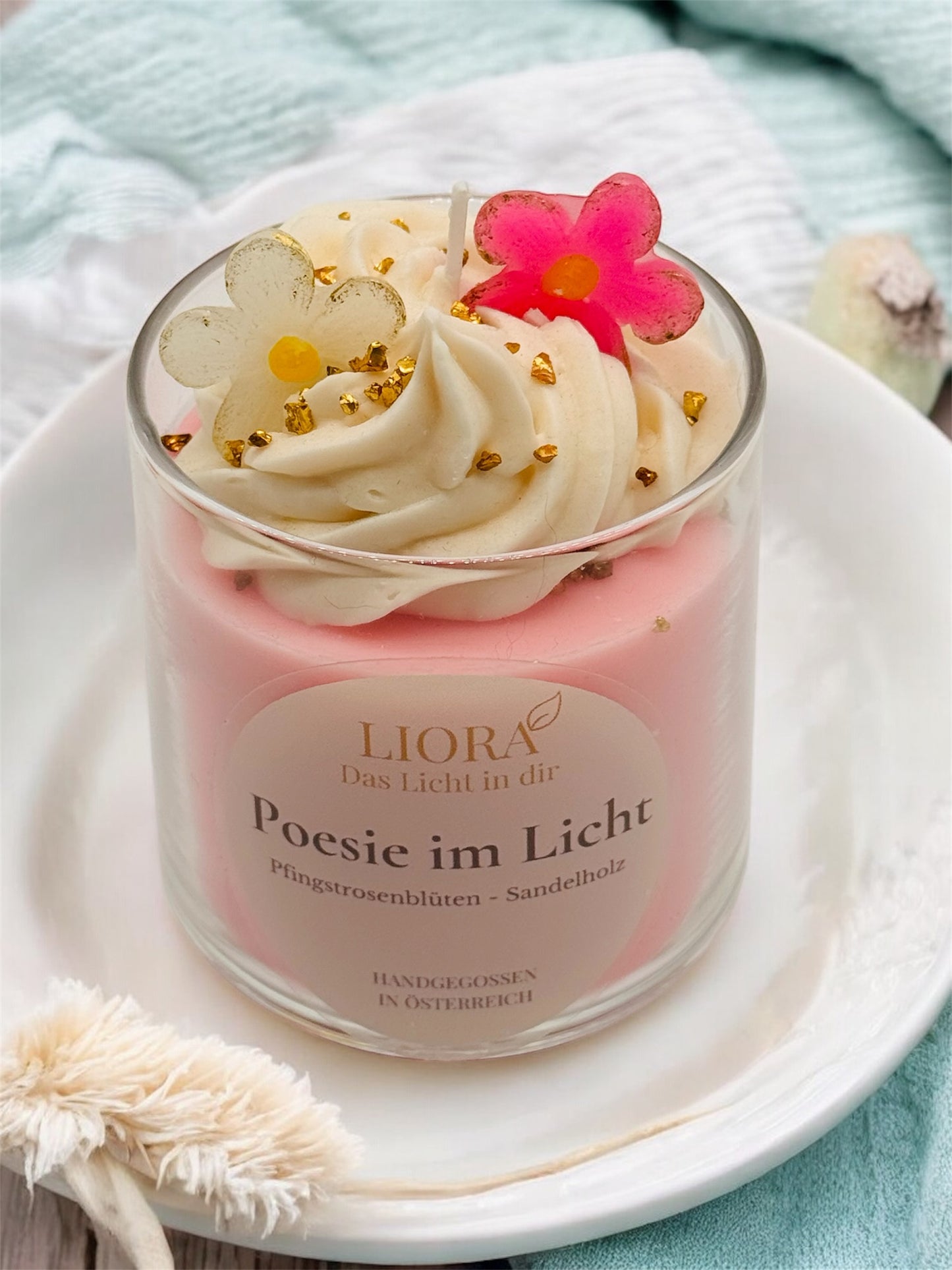 Poesie im Licht – handgegossene Duftkerze mit Sahnehaube