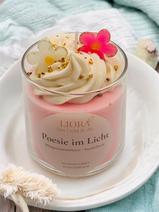 Poesie im Licht – handgegossene Duftkerze mit Sahnehaube
