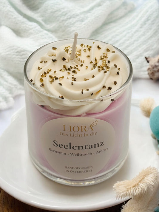 Seelentanz – handgegossene Duftkerze mit Sahnehaube