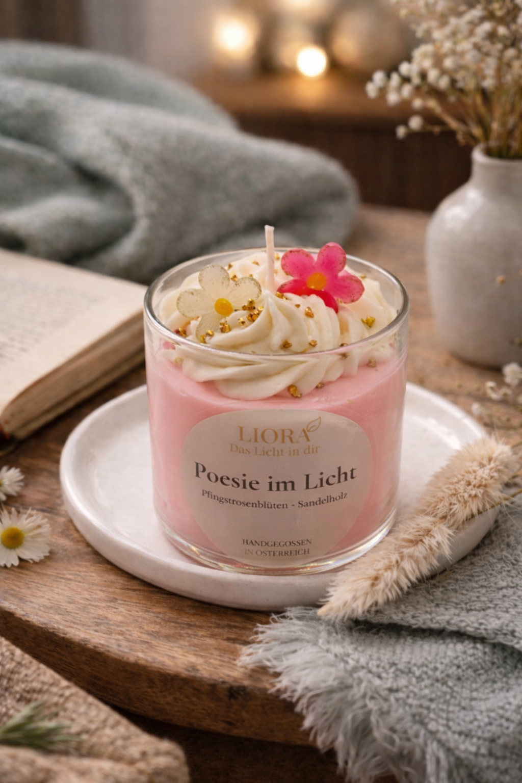 Poesie im Licht – handgegossene Duftkerze mit Sahnehaube